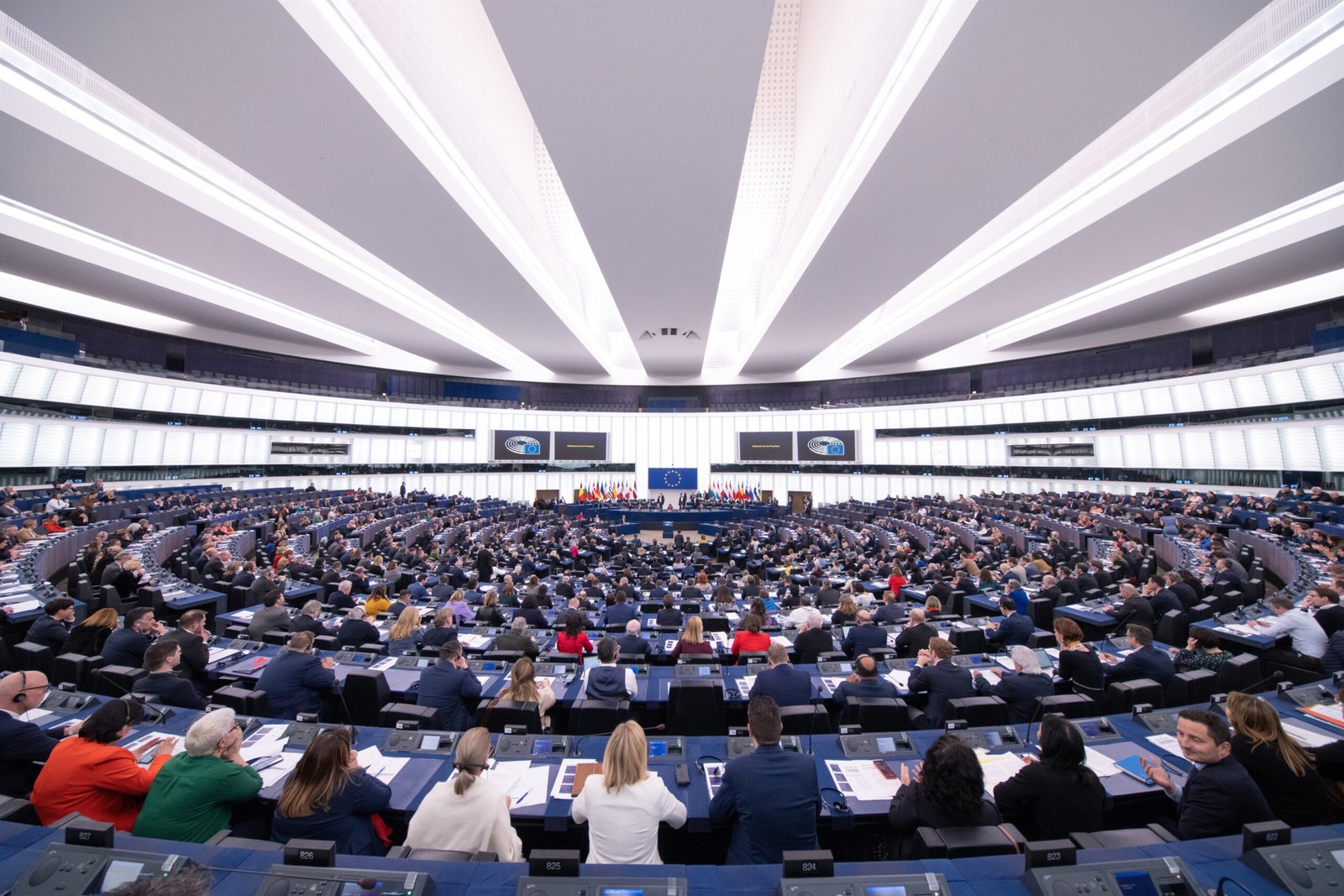 La Eurocámara recomienda distanciarse de China y fortalecer la industria a través de acuerdos con otras «dependencias seleccionadas».